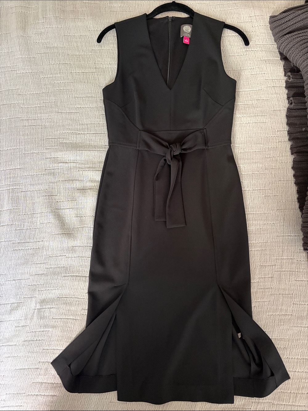 Vince Camuto Black Sleeveless V-Neck Sheath Dress